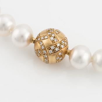 Pearl necklace, cultured South Sea pearls, bayonet clasp 18K gold with brilliant-cut diamonds.