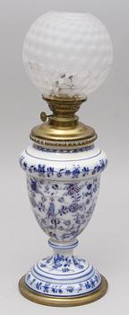 BORDSFOTOGENLAMPA. Porslin. Sent 1800-tal.