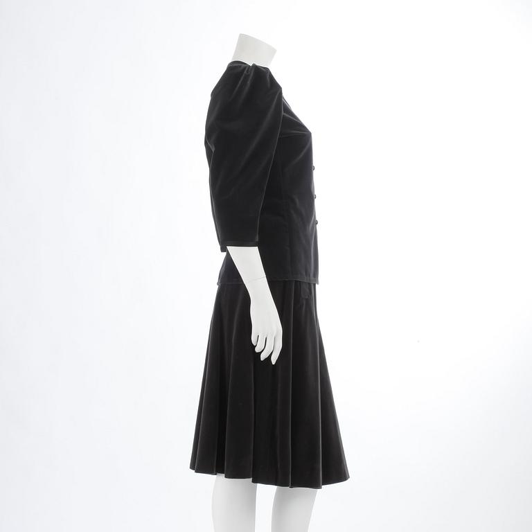 YVES SAINT LAURENT, grey two-piece costume consisting of jacket and skirt from the russian collection. Size 38.