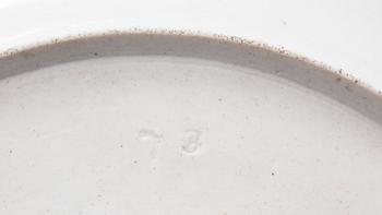 ISKLOCKA med FAT, porslin. Kunglig dansk, sent 1700-tal omkring 1800.