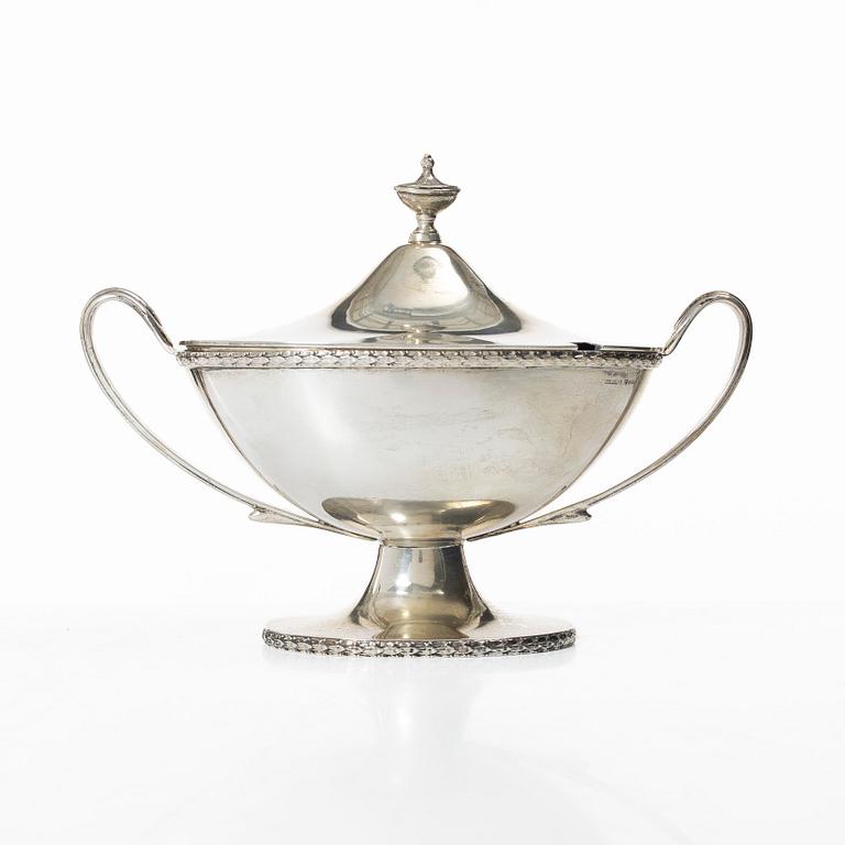 A Swedish sugar-bowl with lid, mark of KG Markströms Guldsmeds AB, Uppsala 1924.