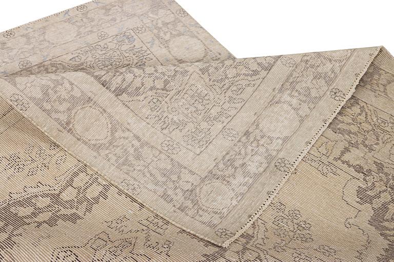 An Ushak capet, c. 279 x 188 cm.