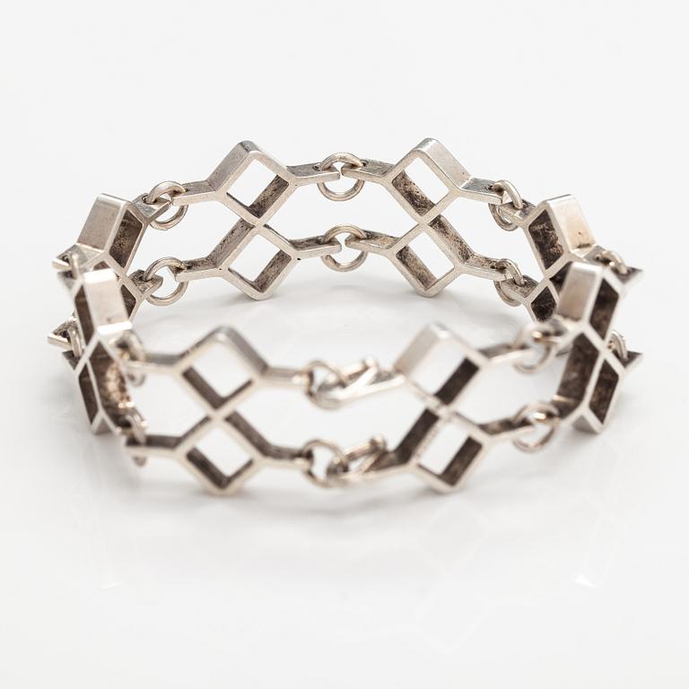 Jorma Laine, A silver bracelet. Kultateollisuus, Turku 1967.