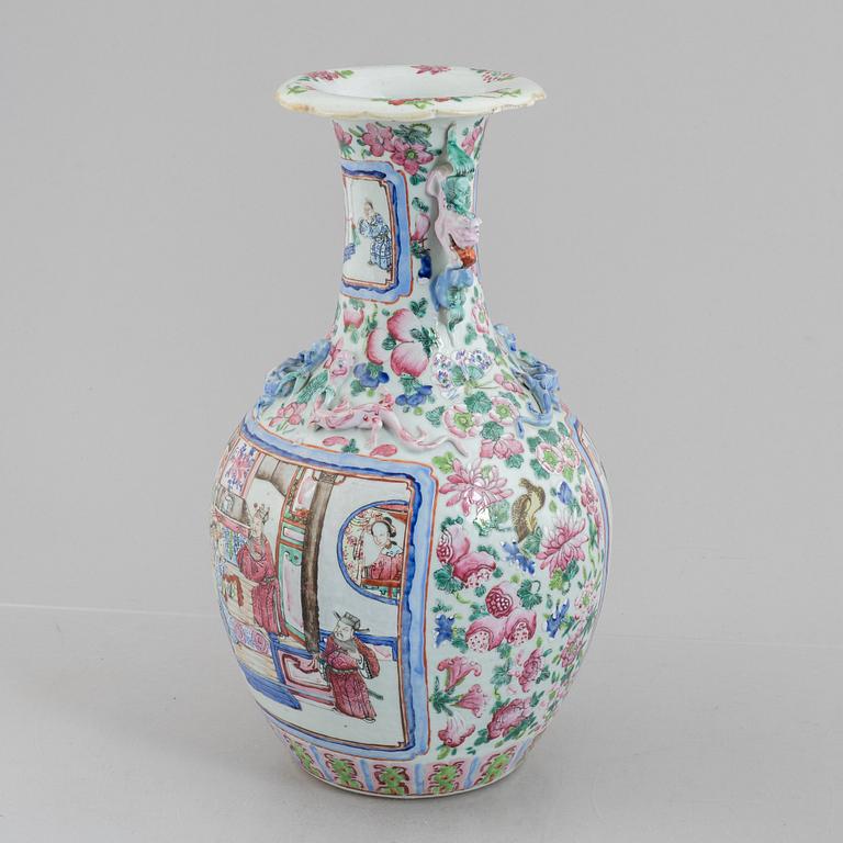 A porcelain vase, China, Qingdynasty, 19th century.
