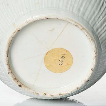 A blanc de chine jar, Qing dynasty, 19th century.