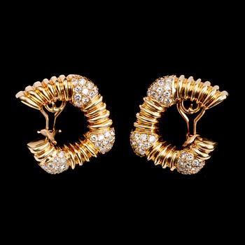 ÖRHÄNGEN, 1 par, 14 k guld, med briljantslipade diamanter. Total vikt ca 20,5 gram.