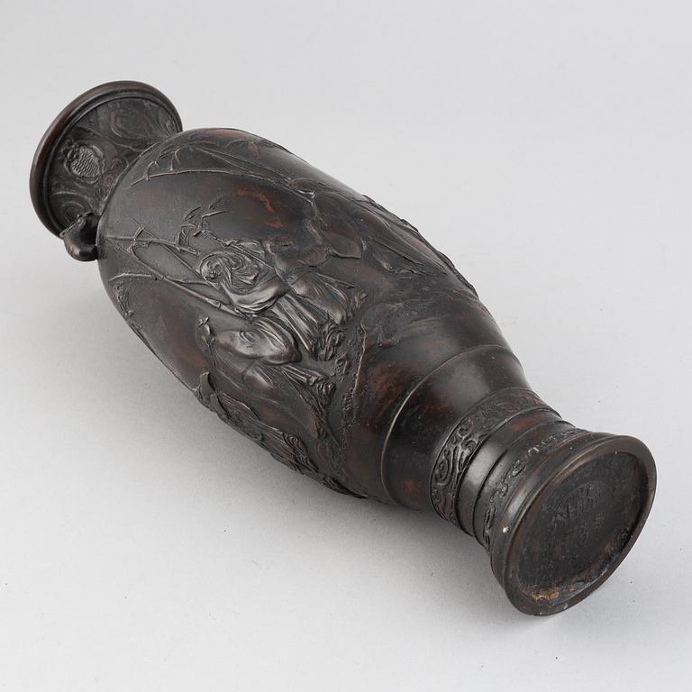 A bronze vase, Japan, Meiji (1868-1912).
