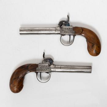 Slaglåspistoler ett par, belgiska, i schatull, 1800-talets mitt.