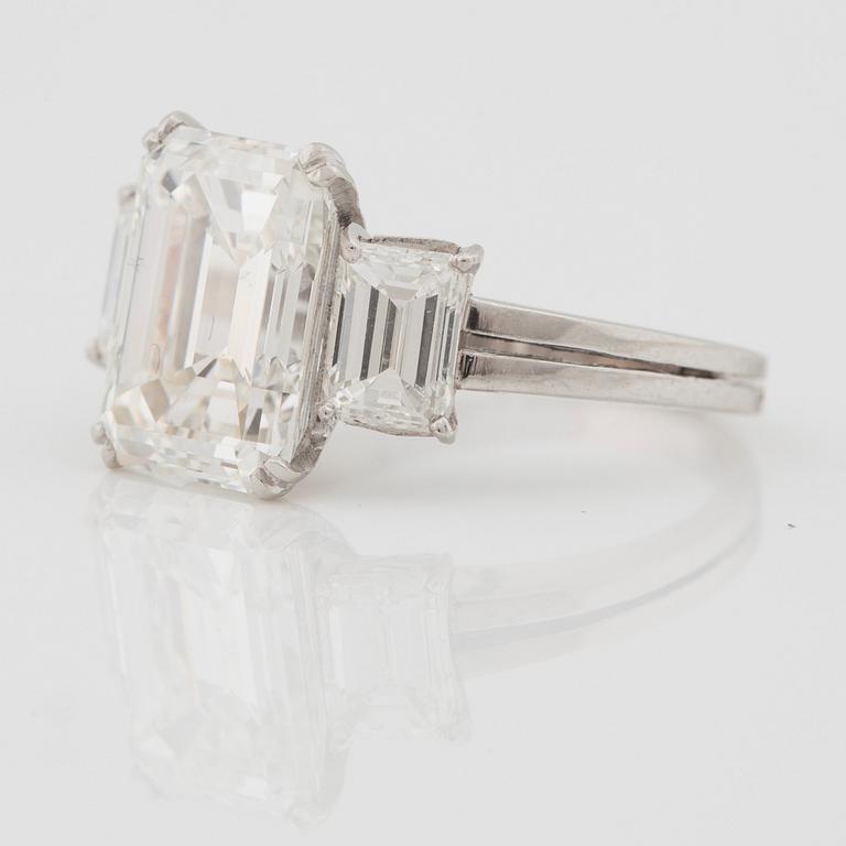 A 5.37 ct emerald cut diamond ring. Quality H/VVS2 according to certificate from GIA.