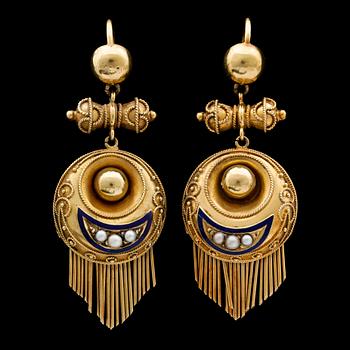 1091. A pair of gold earrings, c. 1900.