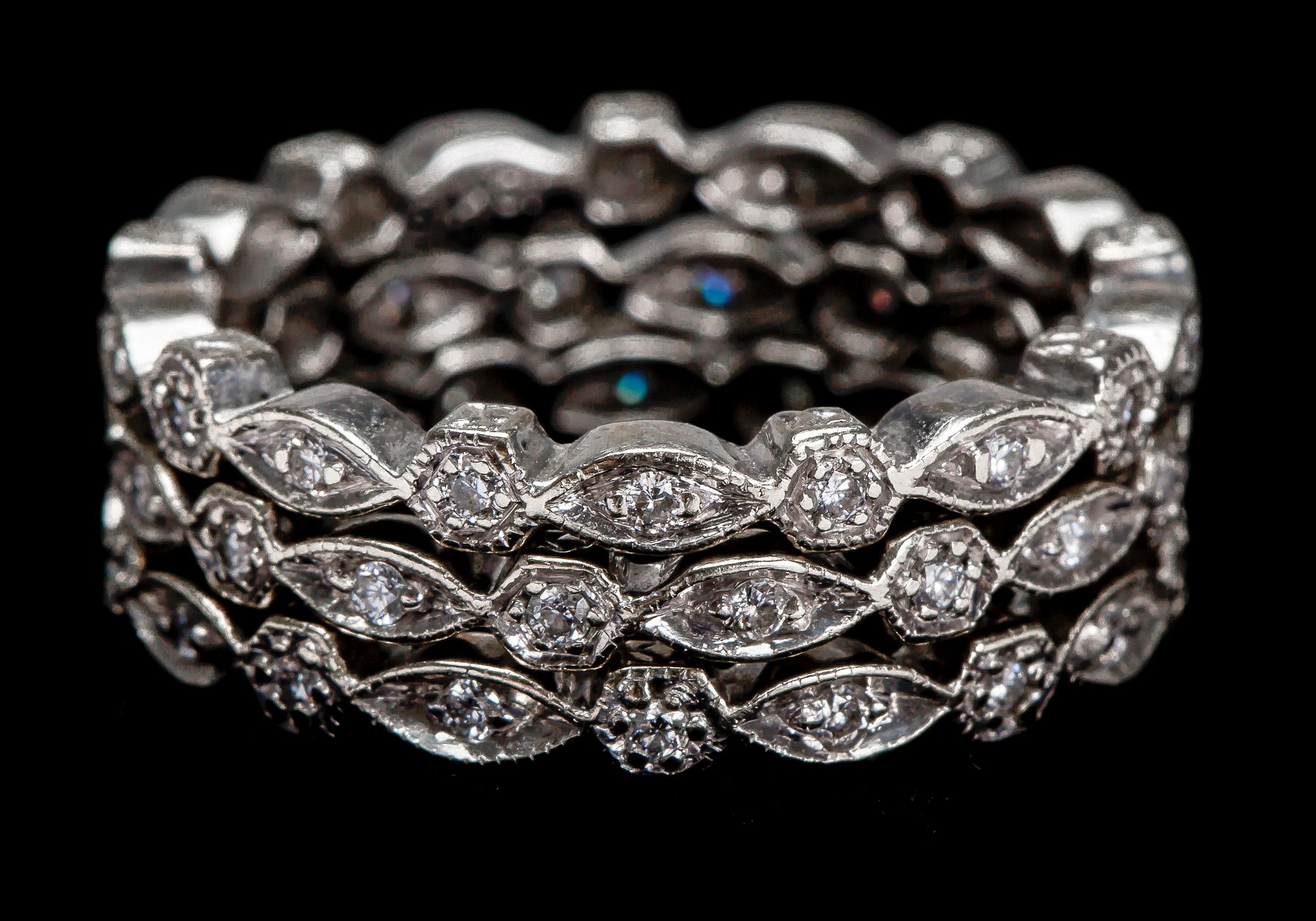 RINGAR, 3 st, 18 k vitguld med diamanter totalt ca 0.39 ct. Totalvikt ca 6 g.