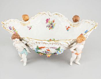 A bowl from Sächsische Porzellan Manufaktur in Dresden, first half of the 20th century.