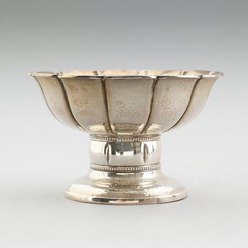 SKÅL PÅ FOT, silver, Stockholm 1918. Vikt ca 312 gram.