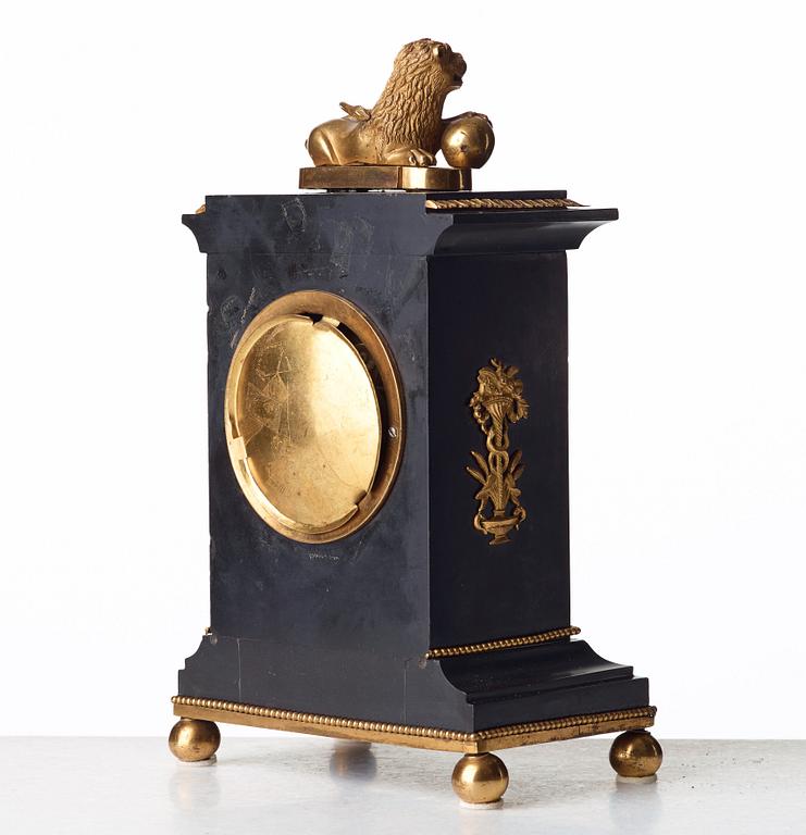 BORDSPENDYL, av Per Henrik Beurling (urmakare i Stockholm 1783 -1806 (1830), Empire.