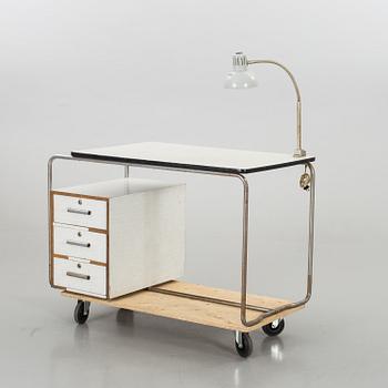 SKRIVBORD med fast monterad skrivbordslampa. Funkis-stil, 1950-60-tal.