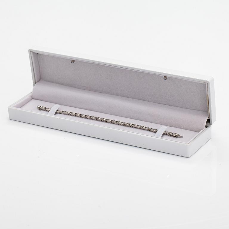 A 14K white gold tennis bracelet with diamonds ca. 5.20 ct in total. With AIG certificate.