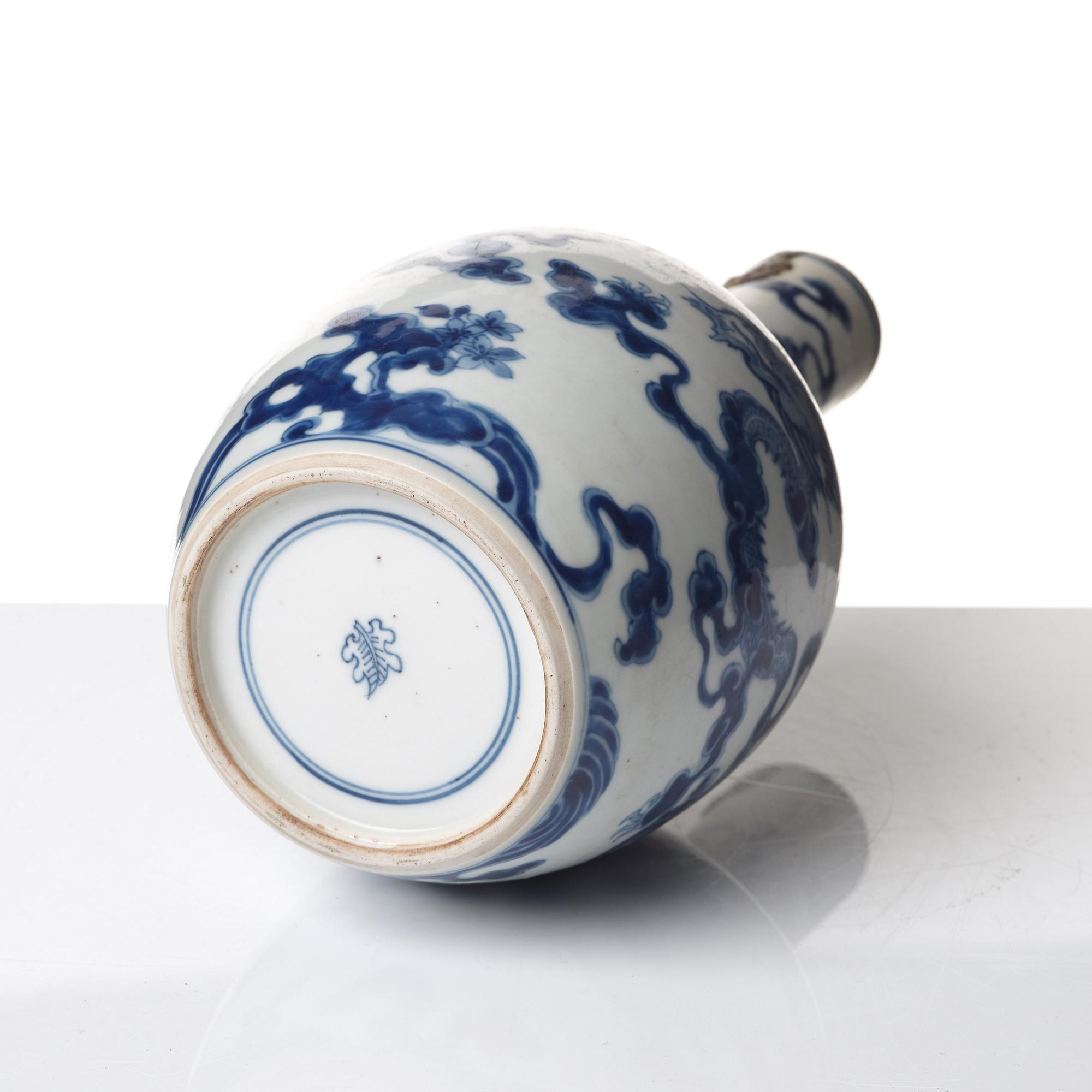 A blue and white vase, Qing dynasty, Kangxi (1662-1722).