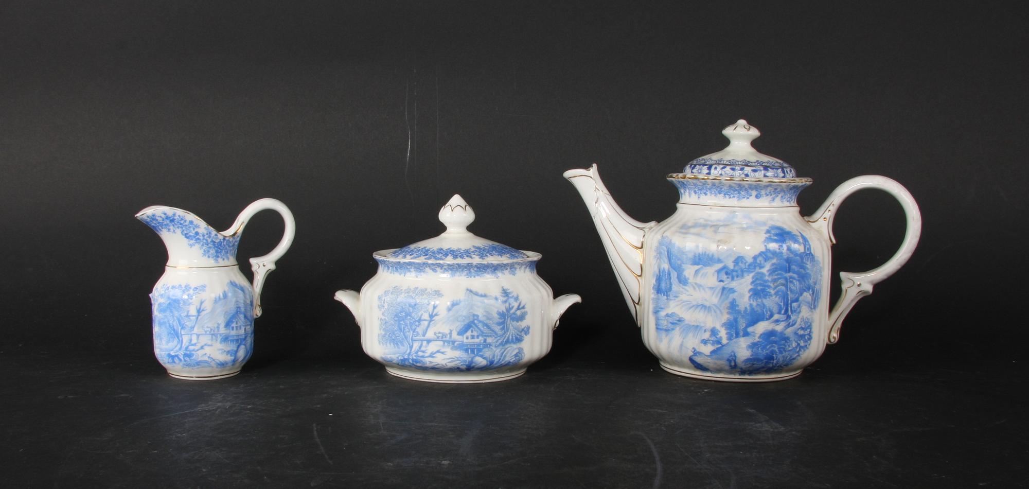 SERVISDELAR, ca 15 delar Rörstrand, 1800-tal. Fat medföljer.