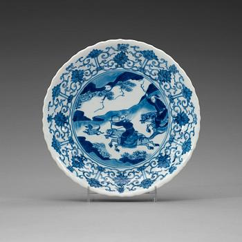 403. A set of five blue and white lotus shaped dishes, Qing dynasty Kangxi (1662-1723), with Chenghuas six characters mark.