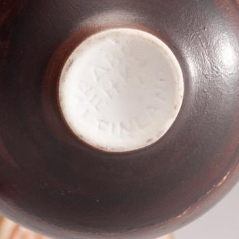 MINIATYRVASER, 2 st, och SKÅL, keramik, bl a  Friedl Holzer-Kjellberg, signerade F.H.Kj. Arabia Finland.