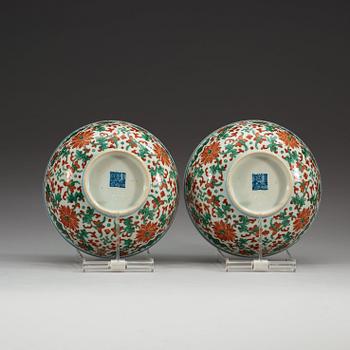 A pair of enameled bowls, Qing dynasty, 19th Century with Jiaqing seal mark.