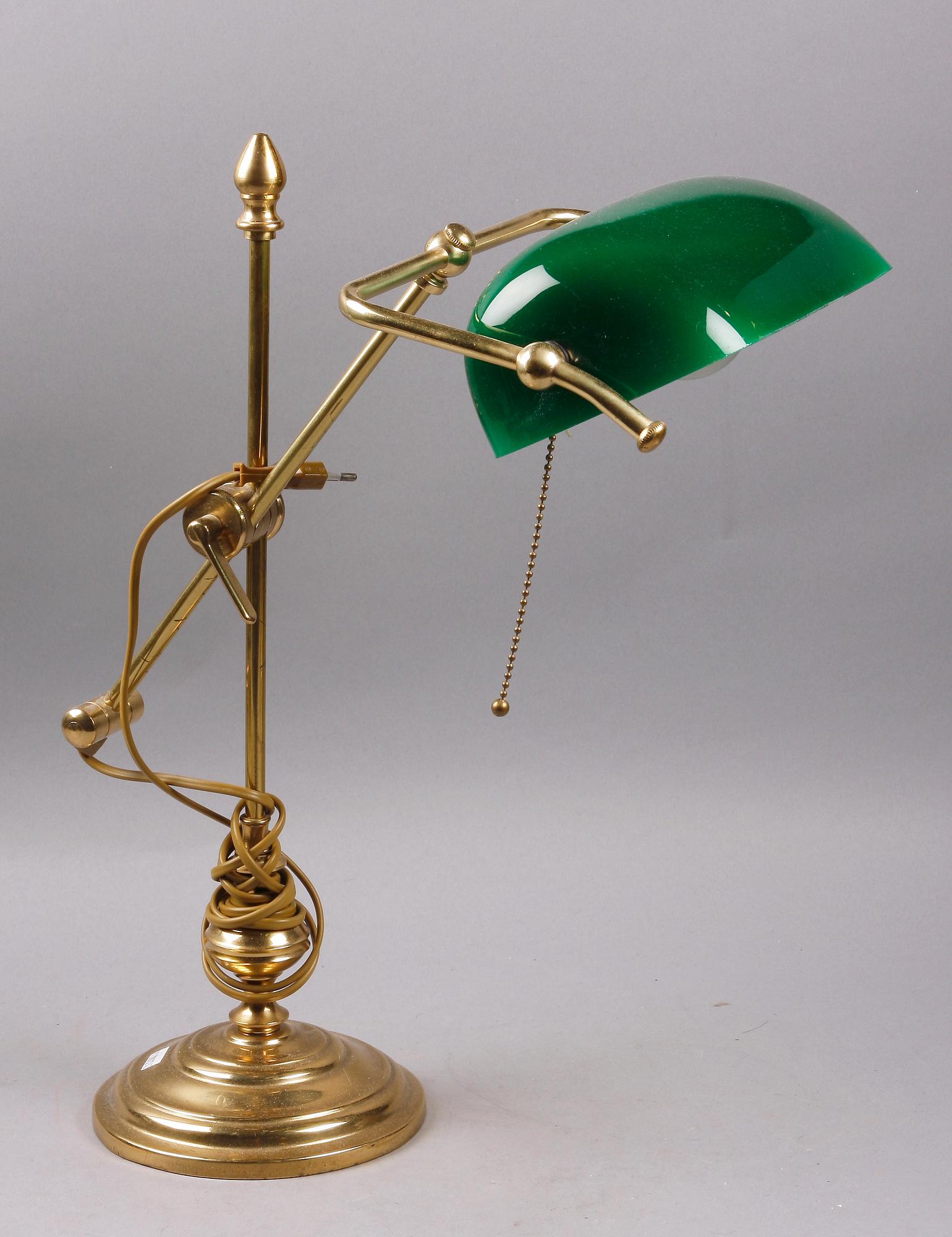 SKRIVBORDSLAMPA. Mässing och glas. Atelje Lyktan. 1900-tal.
