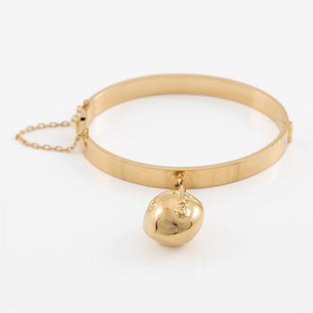 Bracelet, Sebastian Schildt, with a charm in the form of faces, probably Olle Ohlsson, 18K gold.