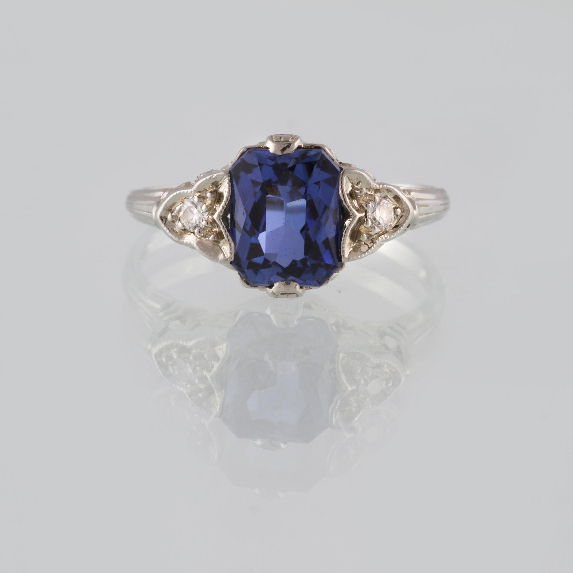 RING, 18K vitguld med 2 briljantslipade diamanter samt fasettslipad blå safir. Vikt 2,9 gram.