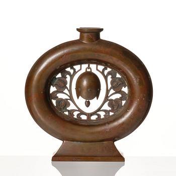 Vas, brons. 1800-tal, troligen Japan. Med signering.