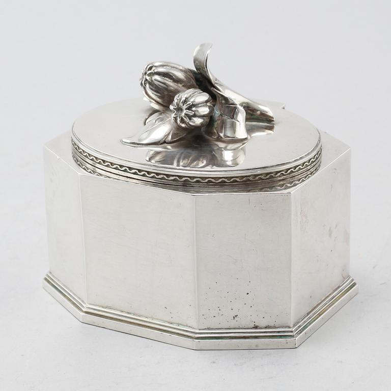 A silver sugarbowl made in Stockholm in 1944.