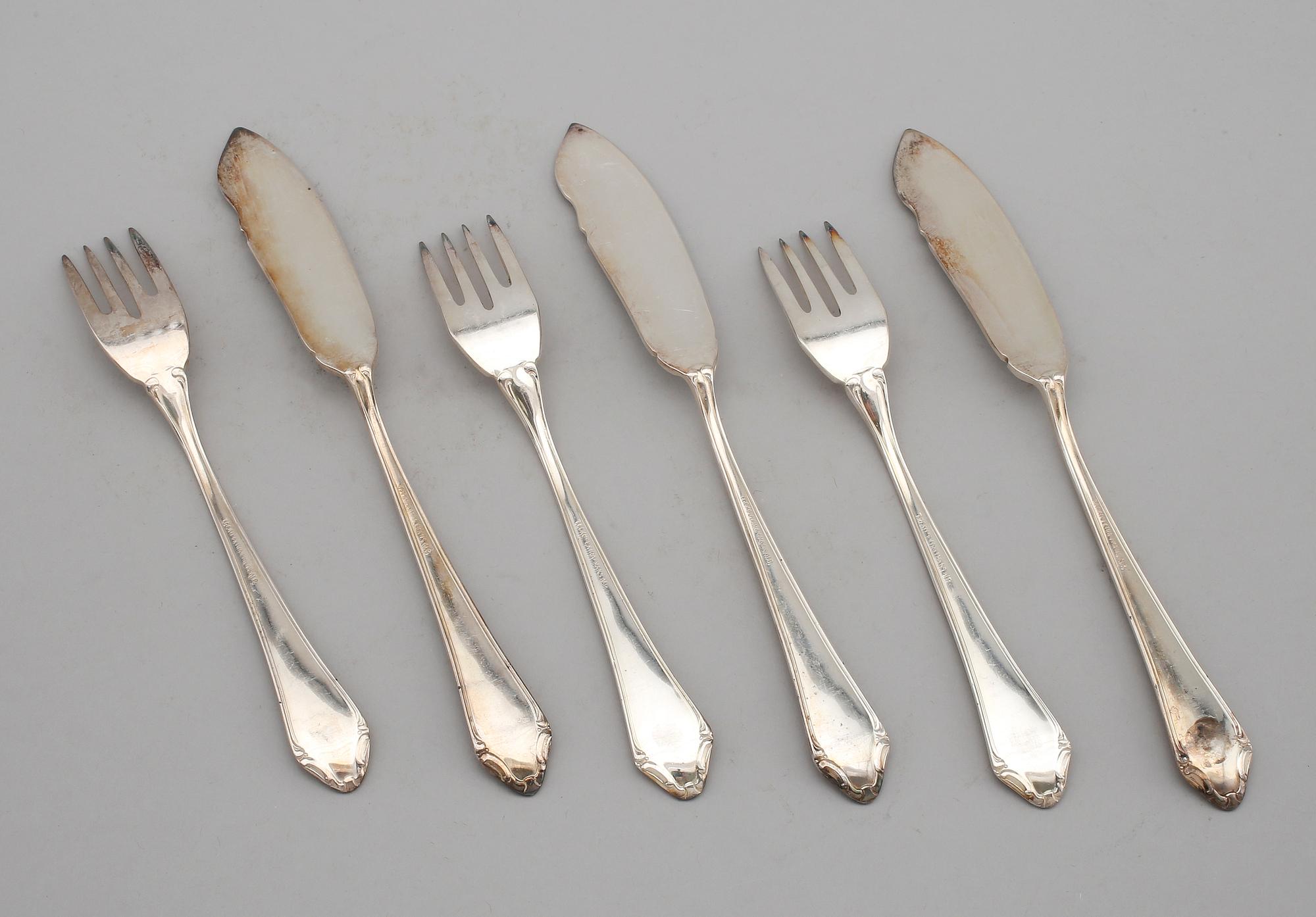 FISKBESTICK, 34 delar, nysilver, "Leckö", 1900-talets första hälft.