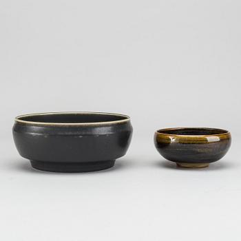 CARL-HARRY STÅLHANE, a set of two stoneware bowls later part of the 20th century.