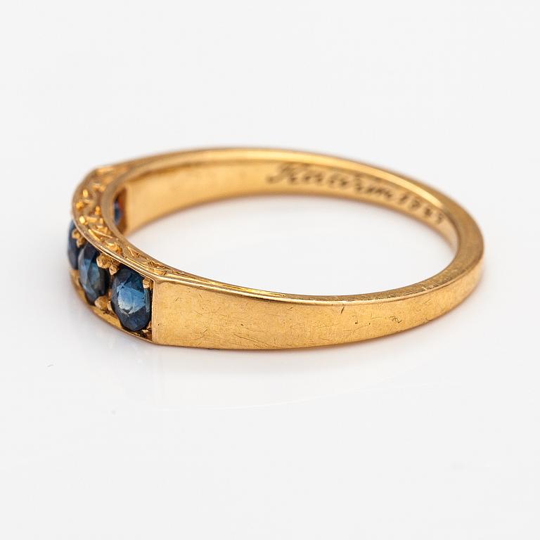 An 18K gold ring with sapphires. Tillander, Helsinki 1947.