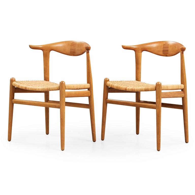 Hans J. Wegner, "Kohornsstolen/ Cowhorn chair", två stycken, "JH-505", Johannes Hansen, Danmark 1950-60.