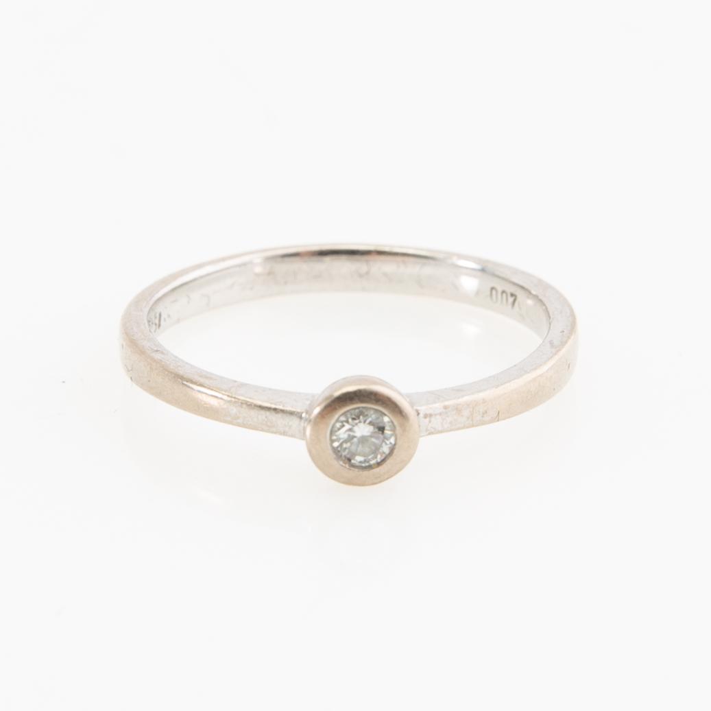Ring, 18K white gold set with a round brilliant-cut diamond.