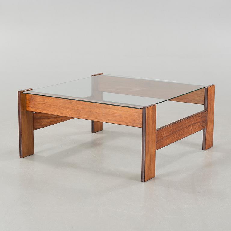 A late 20th century coffee table.