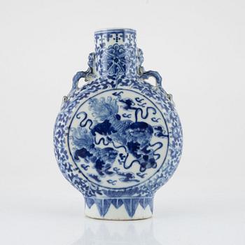 A blue and white porcelain moon flask, China, Qing Dynasty, 19th century.