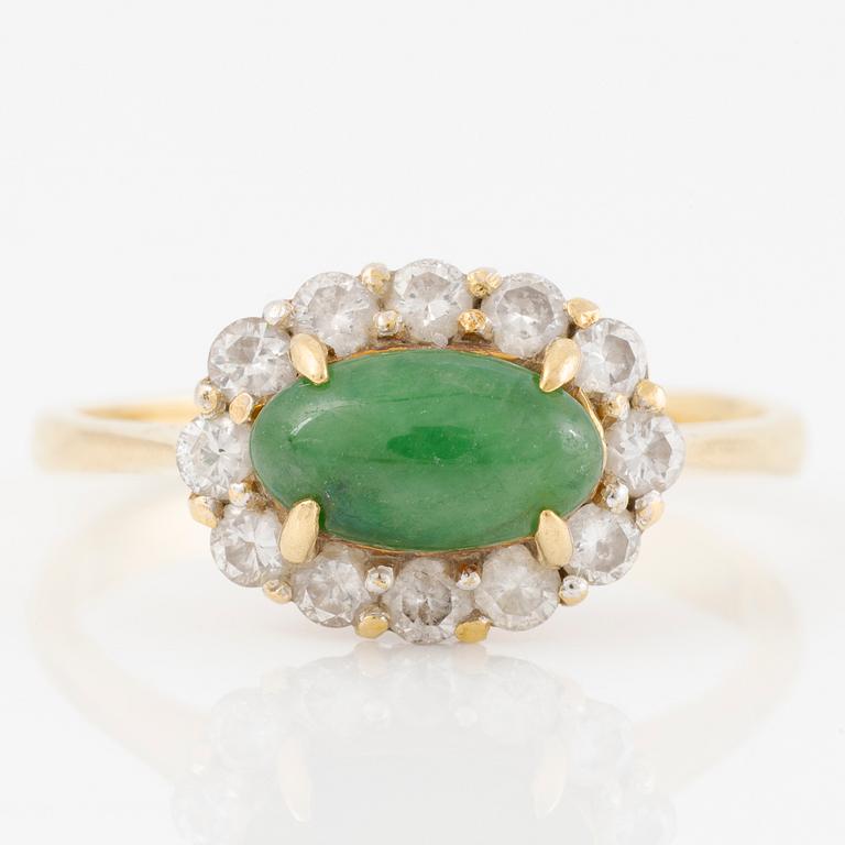 Ring, 18K gold with cabochon-cut chrysoprase and brilliant-cut diamonds.