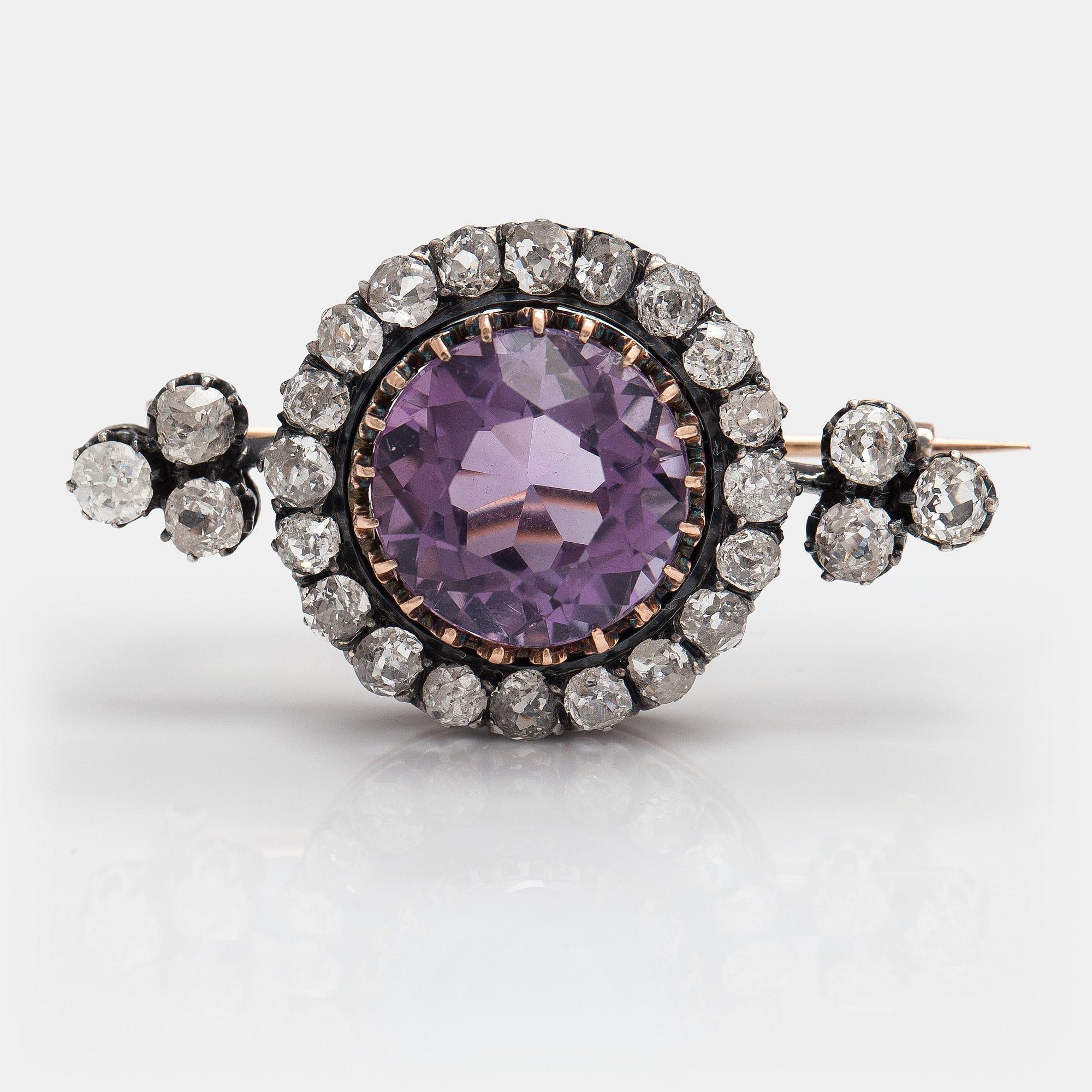 Brosch, 18K guld, silver, gammalslipade diamanter ca 2.34 ct tot och ametist. Frankrike, tidigt 1900-tal.