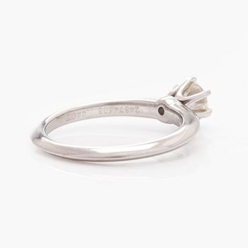Tiffany & Co, ring, solitär, platina med en briljantslipad diamant.