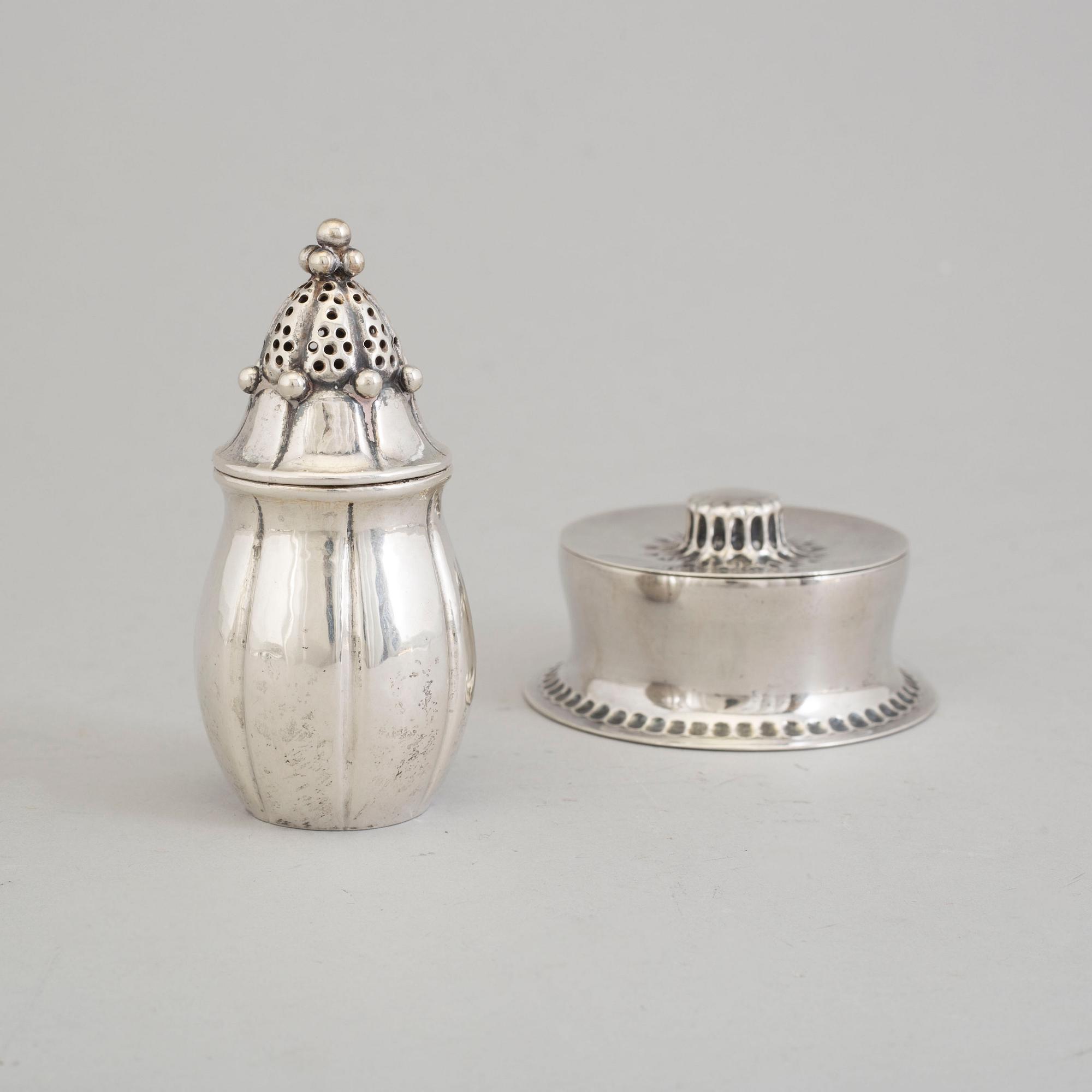 ANDERS NILSSON, dosa samt pepparströare, silver, jugend, Lund, 1913 och 1922.