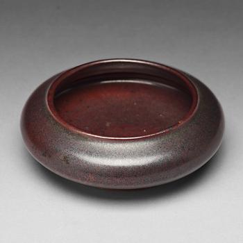 604. A iron dust glazed brush washer, Qing dynasty, 18th Century.