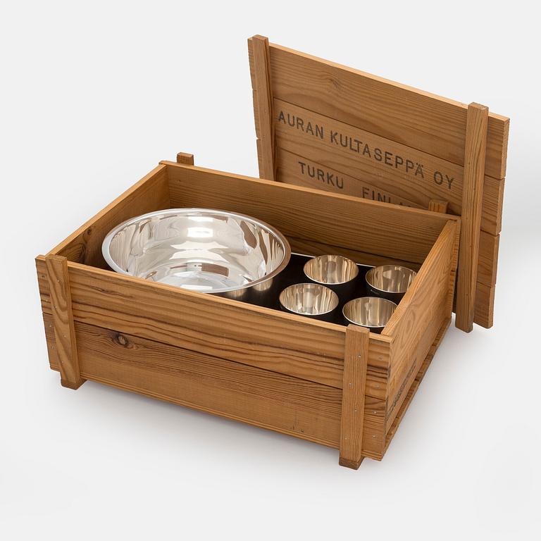 A silver punch bowl with ladle and six beakers, Auran Kultaseppä, Turku 1975-76. In original wooden box.