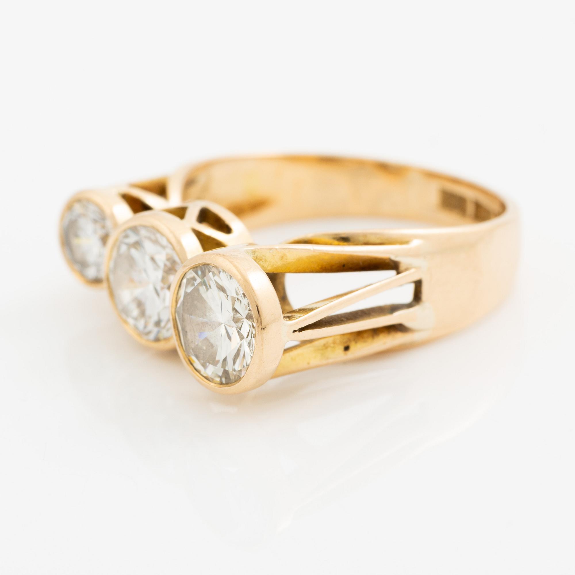 Ring, 18K guld med tre briljantslipade diamanter, totalt 2.87 ct.