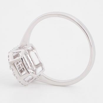 RING, med baguette och briljantslipade diamanter.