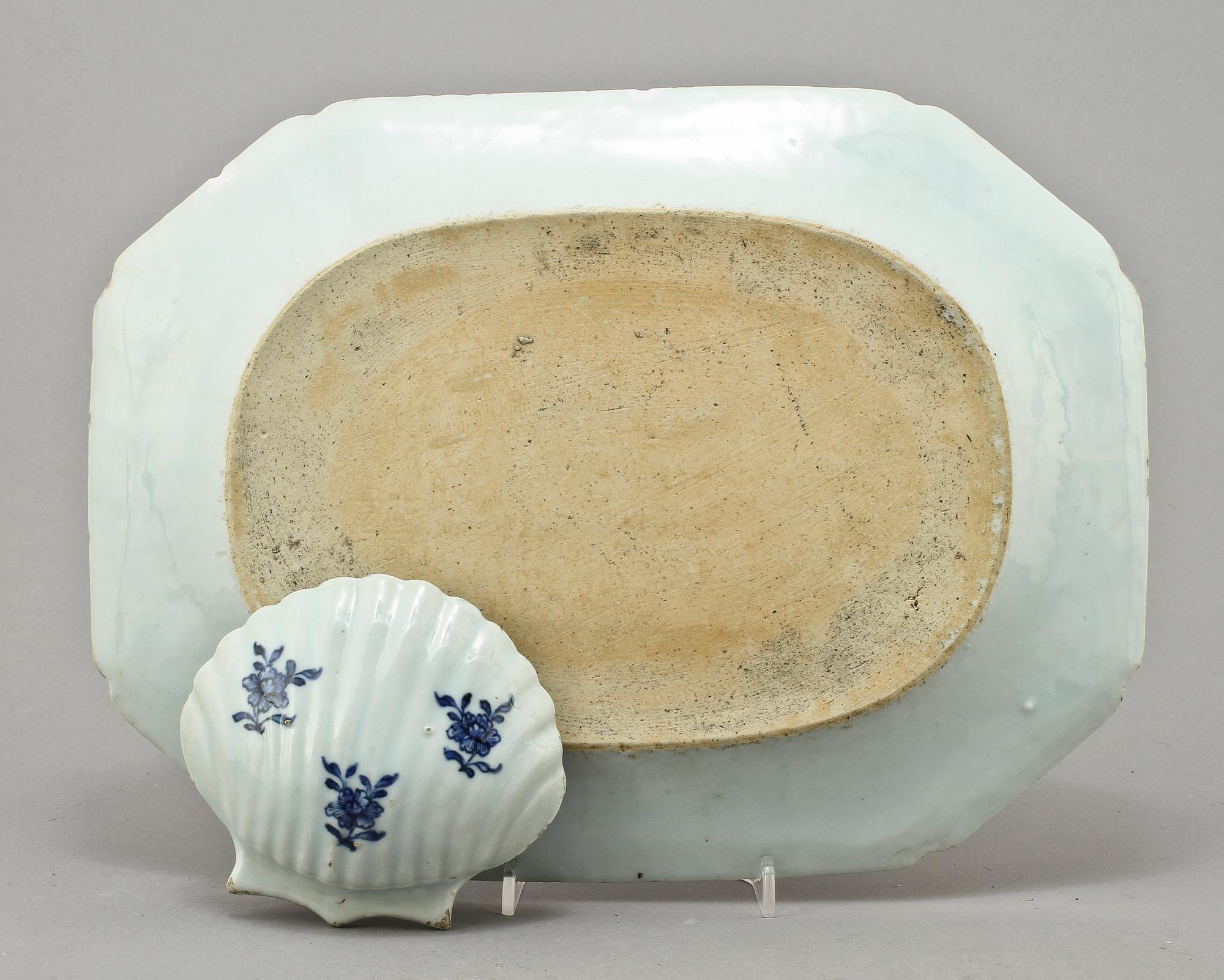 STEKFAT samt SKÅLFAT, porslin, Kina, 1700-tal.