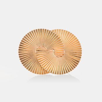 1068. A Cartier Retro brooch in 14K gold.