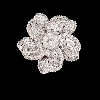 RING, 18 k vitguld, baguett- och briljantslipade diamanter tot 0.99 ct.
