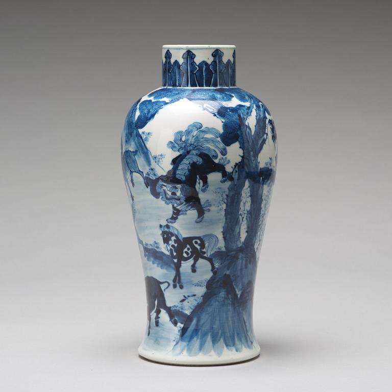 A blue and white vase, Qing dynasty, 19th Century.