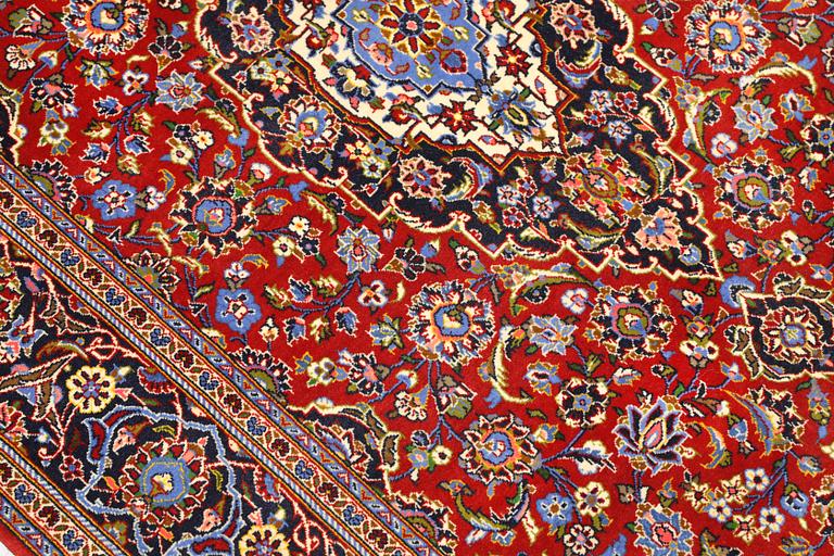 A semi-antique Keshan carpet, approx. 218 x 131 cm.